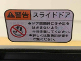 見た目が大事!な外装はぴかっとキレイに磨いており、経年のくすみもよみがえっております。ヘッドライトやドア周辺を磨く際にはマスキングテープを使用して保護しながら丁寧に作業をしております。