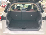 トランク(荷室)です!セカンドシートを折りたたむと長い荷物も収納できます。