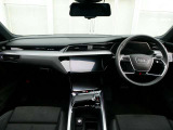 【インパネ】水平基調のダッシュボード、ナビは運転席側に向くよう設計