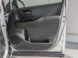 運転席ドア内張はご覧の通り。ドアポケットの収納もバッチリです