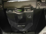 ETCカードを挿入することで高速道路を利用する際の支払いがキャッシュレスになったり、ETCスマートインターチェンジが利用できます。保証は製造メーカー修理保証のみで期間外のものは対象外となります。