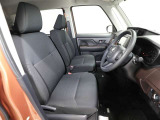 ゆったり室内で運転もしやすいです♪使い勝手の良い配置も考えられています!!