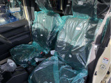 助手席のお写真になります!新車時のカバーが付いておりますのでよごれや傷等はほぼ御座いません!ご納車時にはスタッフにてクリーニングをさせて頂きますのでご安心ください!!