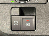 指先だけで簡単に操作が可能な電動パーキングブレーキを採用。「HOLD」スイッチを押すと、渋滞や信号待ちなどでブレーキペダルから足を離しても、ブレーキを保持するので安心です
