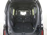 2列目シートを倒すことで、大変広いラゲッジスペースとなります。大きな荷物を積んだりと様々な用途にご利用いただけます。