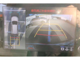 パノラミックビューモニター付きです。車両を上から見たような映像をディスプレイオーディオ画面に表示。運転席からの目視だけでは見にくい、車両周辺の状況をリアルタイムでしっかり確認できます。