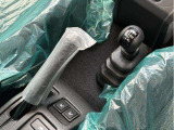 サイドブレーキは手引きとなっております!!その前にはジムニーならではの2WD・4WDのHIGHLOWの操作が可能となっております!走行状況におうじてお使いください!
