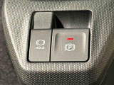 指先だけで簡単に操作が可能な電動パーキングブレーキを採用。「HOLD」スイッチを押すと、渋滞や信号待ちなどでブレーキペダルから足を離しても、ブレーキを保持するので安心です
