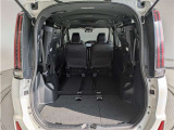 3列目シートを倒すと、大きな荷物の積載も可能です