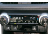 オートエアコンを装備。好きな温度で設定をすれば、自動で車内を快適な温度にできます。