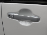 電子カードキーを携帯していれば、フロントドアハンドルのリクエストスイッチに触れるだけでドアロックを施錠・解錠できます。