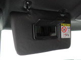 運転席、助手席のサンバイザーの裏にはバニティミラーが装備、身だしなみに役立ちます。