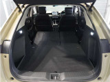 【トランクスルー機構】後席を前に倒してトランクルームとつなげ、長尺物の収納を可能にするトランクスルー機構も備えています。