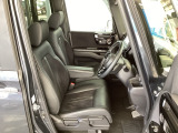 フロント広々、ベンチシートの運転席は、ハイトアジャスターが付いているので、快適にドライブができます。ハンドルはチルトステアリングで、ハンドル位置を上下に調節できます。