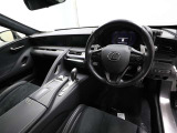 上質で落ち着いた印象のインパネ。視界も広々で運転しやすいです。