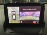 狭い場所での駐車やすれ違いなどでより的確な運転操作に役立つ360&deg;ビューモニターが装備されています。
