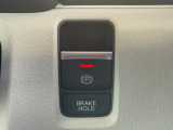 電子制御パーキングブレーキを採用!発進時にアクセルを踏めば自動的に解除されます(※運転席のシートベルトが装着されている時のみ作動)
