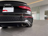 RS3はリアディフューザーも飾りじゃありません。リアディフューザーとは、クルマの車体の後方下部に設置されている部品で、ボディ下部と路面の間の空気の流れを調整する部品です。