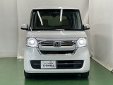 LEDヘッドライトを装備しています。LEDヘッドライトはとても明るく、雨の日や夜間走行も安全・安心です。オートライトコントロール付きで周囲の明るさに応じて自動で点灯・消灯します