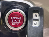 【Hondaスマートキー】カバンやポケットに入れたままでもドアの施錠・解錠が可能なスマートキーを装備。エンジンのオン・オフ時もカギを取り出す必要が無いからとっても便利です♪