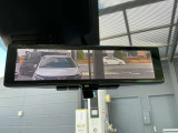 スマートルームミラーは、車両後方に設置されたカメラの映像を、ルームミラーに映し出すことで、死角をなくし、安全性を向上させることができます。また、夜間や雨天時でも、クリアな映像を映し出すことができます。