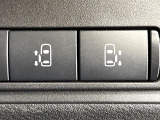【両側パワースライドドア】スマートキーや運転席のスイッチで後席両側スライドドアの開閉が可能♪電動だから力を入れてドアを開ける必要が無く、小さなお子様でも簡単に開け閉めでき快適です♪