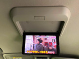 【フリップダウンモニター】大画面モニターで後席でもエンタメをお楽しみいただけます。小さなお子様にも大人気の装備です♪