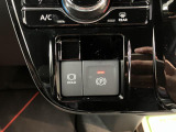 指先だけで簡単に操作が可能な電動パーキングブレーキを搭載。また、渋滞時や駐車券を取るシーンなどで便利なオートブレーキホールド機能も搭載しています。
