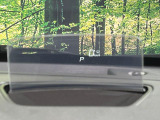 【ヘッドアップディスプレイ】現在の速度や走行情報をデジタル表示で運転席前方のガラスに投影!運転中、目線をずらさず必要な情報を確認できるのでとっても便利で安心!