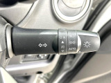 【オートライト】周りの明るさに応じて自動でヘッドライトの点灯・消灯ができる機能です!ライトの付け忘れ・消し忘れなどが無くなり、雨の日や夕方の走行も安心!トンネル通過時も便利ですね