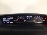 メーターの横に液晶カラーディスプレーを装備。航続可能距離等の情報やHonda SENSINGの注意・警告を表示します!