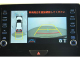 パノラミックビューモニター付きです。車両を上から見たような映像をディスプレイオーディオ画面に表示。運転席からの目視だけでは見にくい、車両周辺の状況をリアルタイムでしっかり確認できます。