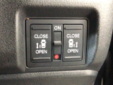 【両側パワースライドドア】両側がパワースライドドアになっており、運転席のスイッチやスマートキーでも開閉が可能です!開口部も広いので乗り降りも楽々♪