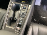 指一本による先進的なシフト操作が可能なエレクトリックギアセレクターです!また、スイッチ操作でオン/オフできる電子制御パーキングブレーキです。