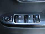 運転席ドアのパワーウィンドウスイッチと電動ドアミラーのスイッチです。