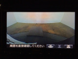 【バックカメラ】運転が苦手な方も車庫入れラクラクです!ギアをリバースに入れれば自動的に切り換わりますので、面倒な操作は不要です♪狭い駐車場もお車を傷つけず安心ですね!
