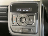 【オートエアコン】一度お好みの温度に設定すれば、車内の温度を検知し風量や温度を自動で調整。暑い&hellip;寒い&hellip;と何度もスイッチ操作をする必要はありません。快適な車内空間には必須の機能ですね♪
