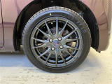 タイヤサイズは165/55R15!社外アルミホイールがオシャレ!残り溝は6ミリ程度です!(右フロントタイヤ)