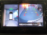アラウンドビューモニターは4方のカメラで真上から車を見たようにモニターで確認ができます。周辺の安全確認、小さなお子様や障害物も目視で確認できるので駐車のしやすさだけでなく、事故防止にも役立ちます。
