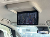後席フリップダウンモニター! 後ろに乗っている人も楽しめます! お子様などは大変喜びます! 渋滞や長距離の移動のときなど飽きずに乗ってられますね! お父さんお母さんにもうれしい装備!