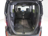【トランクスルー機構】後席を前に倒してトランクルームとつなげ、長尺物の収納を可能にするトランクスルー機構も備えています。