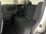 【足元広々】後席も足元広々でお子様も乗りやすいです。フロアマットもきれいです。
