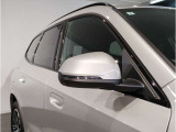 【BMWミラー】視認性の高いスタイリッシュなミラー。自動防眩機能も付いており夜間のドライビングをサポートします。
