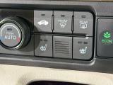 【シートヒーター】シートヒーター装備車です。寒い冬に乗車中とても暖かく快適に移動できます。冷え性の方にピッタリの装備です!