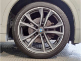 【BMWアロイホイル】軽量かつ強度に拘ったアロイホイル。走行性能ポテンシャルを引き出す設計。車の足元を引き締めてくれる大きなポイントはアロイホイルです。