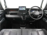 ◆視界広々で非常に運転しやすくロングドライブでも疲れを感じさせないすっきりとまとまったインパネ周りです。