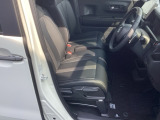 フロントシートです!!ベンチシートなので座席の移動もスムーズに出来ます!!足元も広く運転も楽ですよ!!
