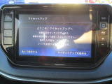 ダイハツ純正のカーナビが装備されています。画面が大きめなのでルート案内画面の確認もスムーズ。後退時の安全確認に便利なバックモニター機能がついています。