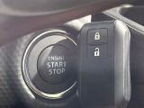 【キーレススタートシステム】カバンやポケットに入れたままでもドアの施錠・解錠が可能なスマートキーを装備。エンジンのオン・オフ時もカギを取り出す必要が無いからとっても便利です♪