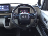 2本スポークのステアリングホイール。運転席まわりがすっきりして見やすいですよ。